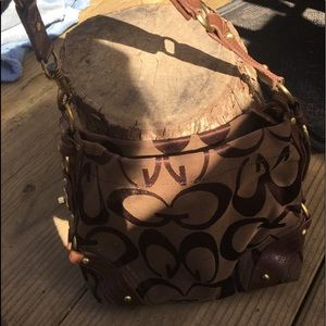 Very nice handbag with matching wallet.